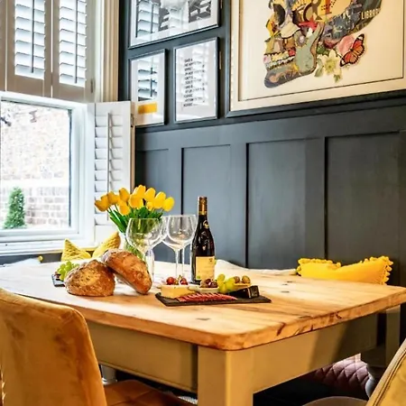 42 Is The Answer- Stunning Townhouse Appearing On Tv Show Ferienhaus York