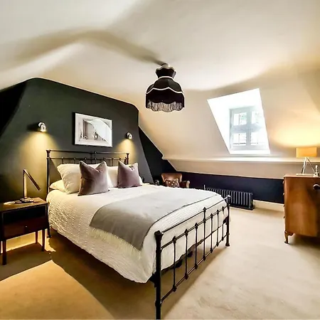 Dom wakacyjny 42 Is The Answer- Stunning Townhouse Appearing On Tv Show *