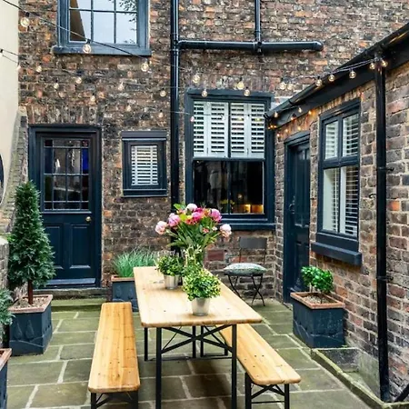 Prázdninový dům 42 Is The Answer- Stunning Townhouse Appearing On Tv Show York