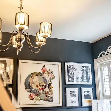 42 Is The Answer- Stunning Townhouse Appearing On Tv Show Holiday home
