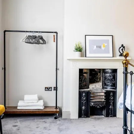 Dom wakacyjny 42 Is The Answer- Stunning Townhouse Appearing On Tv Show York