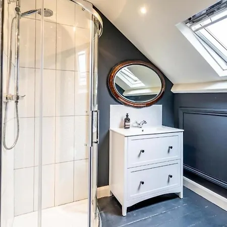 42 Is The Answer- Stunning Townhouse Appearing On Tv Show Holiday home