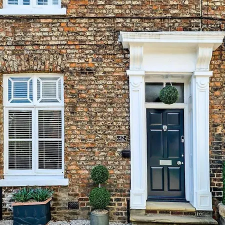 Dom wakacyjny 42 Is The Answer- Stunning Townhouse Appearing On Tv Show York