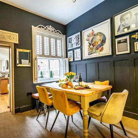 Prázdninový dům 42 Is The Answer- Stunning Townhouse Appearing On Tv Show