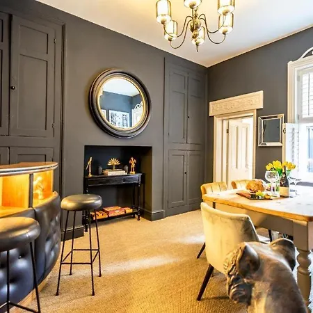 42 Is The Answer- Stunning Townhouse Appearing On Tv Show Prázdninový dům