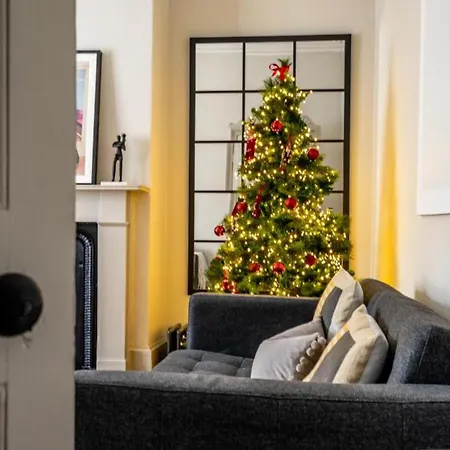 42 Is The Answer- Stunning Townhouse Appearing On Tv Show * York