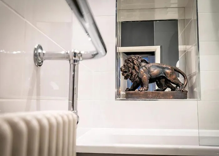 42 Is The Answer- Stunning Townhouse Appearing On Tv Show 別荘 *