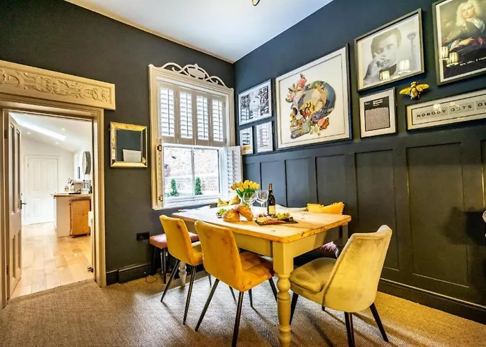 Сasa de vacaciones 42 Is The Answer- Stunning Townhouse Appearing On Tv Show