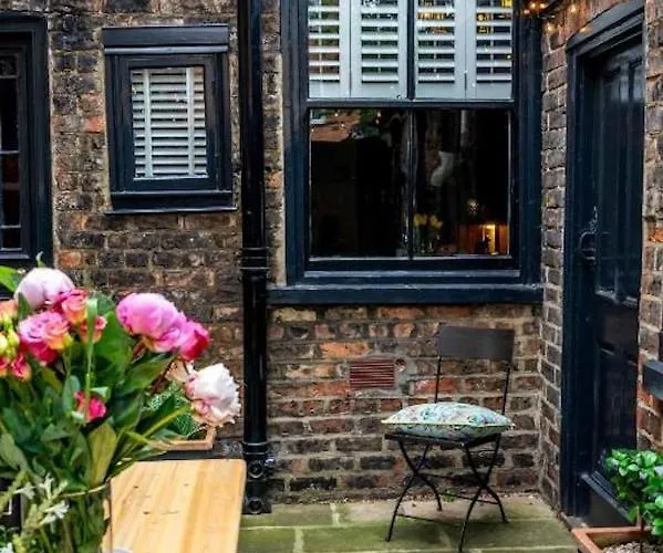 42 Is The Answer- Stunning Townhouse Appearing On Tv Show *