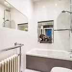42 Is The Answer- Stunning Townhouse Appearing On Tv Show 度假居